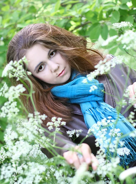 Retrato de mujer joven en bufanda azul —  Fotos de Stock