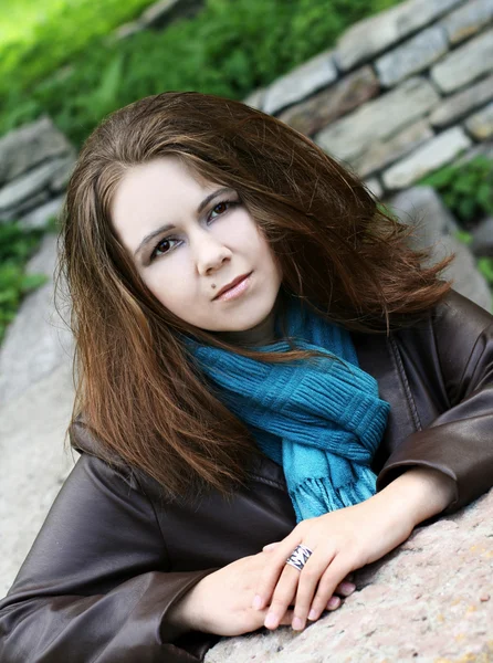 Retrato de jovem mulher em cachecol azul — Fotografia de Stock