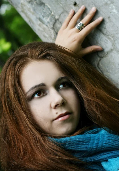 Portret van een jonge vrouw in blauwe sjaal — Stockfoto