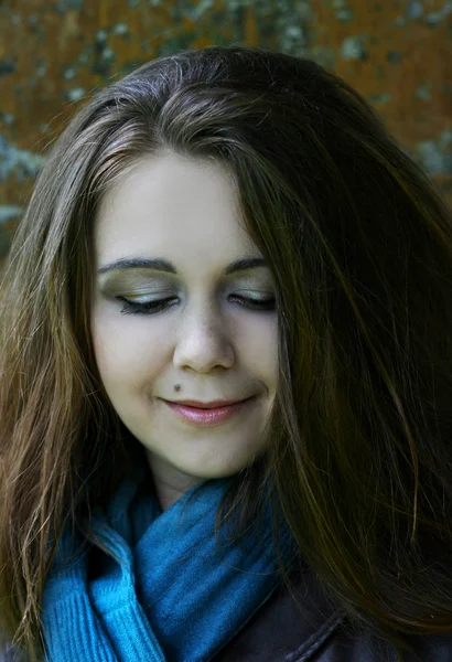 Retrato de jovem mulher em cachecol azul — Fotografia de Stock