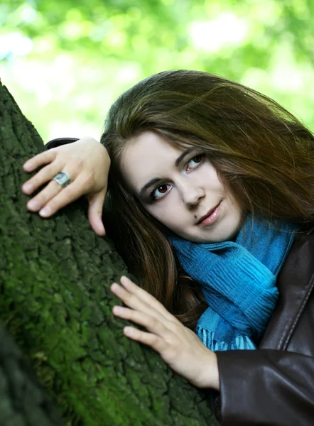 Portret van een jonge vrouw in blauwe sjaal — Stockfoto