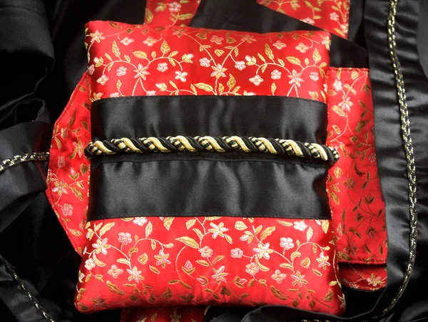 Cuscino in seta nero e rosso — Foto Stock