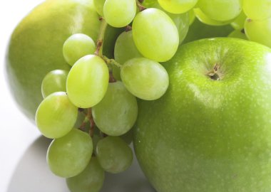 Yeşil elma ve üzüm