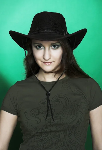 Mädchen mit dunklem Hut — Stockfoto