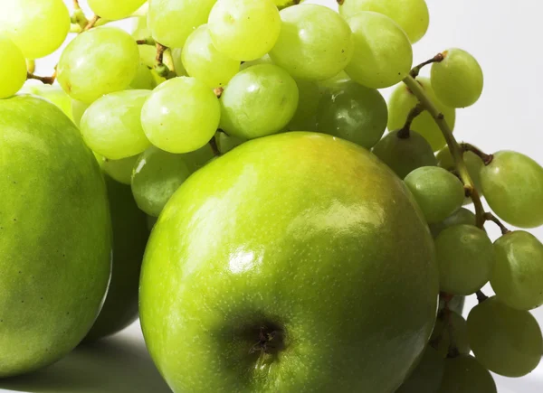 Manzanas verdes y uvas — Foto de Stock