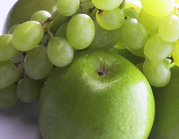 Manzanas verdes y uvas — Foto de Stock