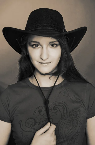 Dziewczyna w ciemnych kapelusz — Zdjęcie stockowe