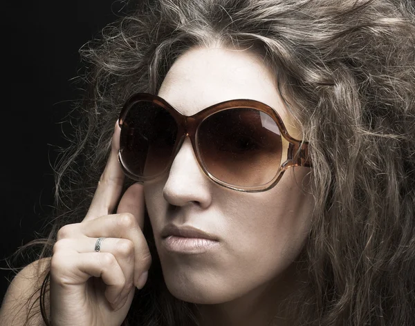 Mladá žena ve slunečních brýlích — Stock fotografie