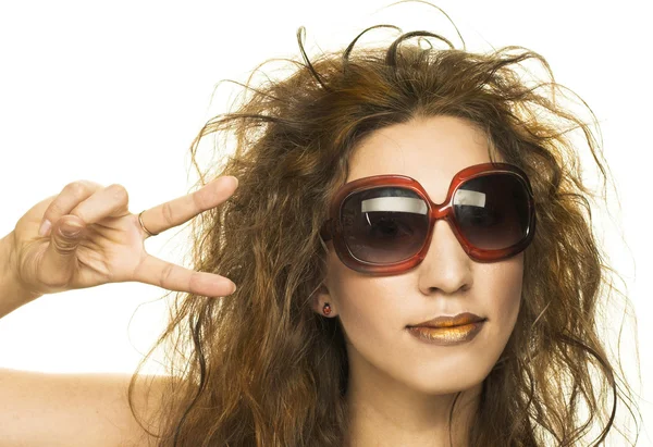 Ung kvinna i solglasögon — Stockfoto