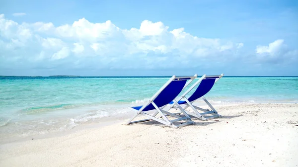 Καρέκλες σε μια τροπική παραλία — Φωτογραφία Αρχείου