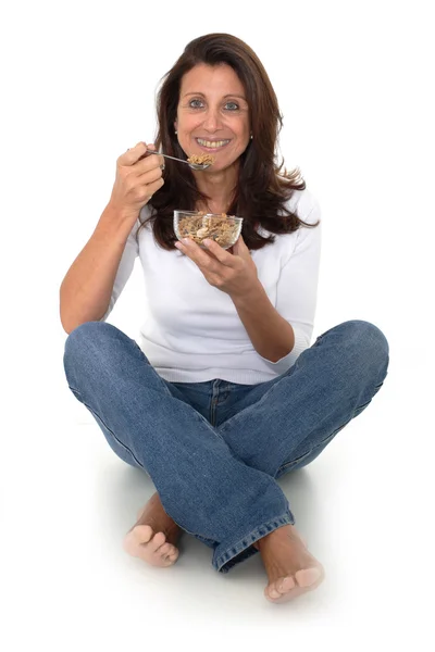 Mulher madura comendo flocos de milho — Fotografia de Stock