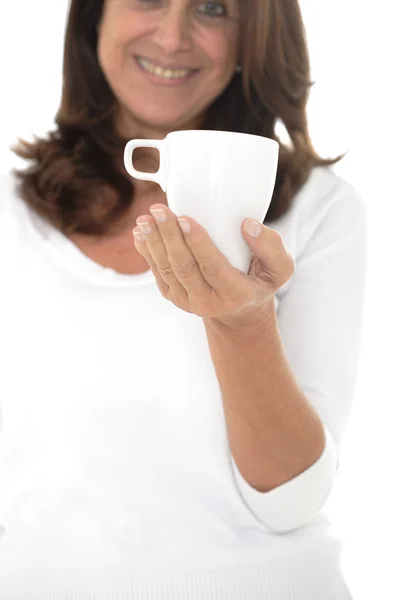 Femme mûre tenant une tasse — Photo
