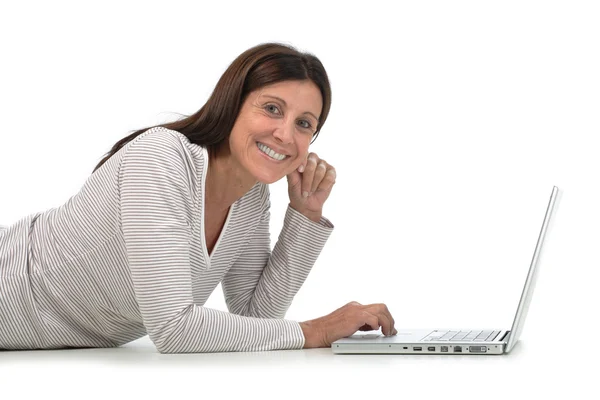 Зрелая женщина, работающая на ноутбуке — стоковое фото