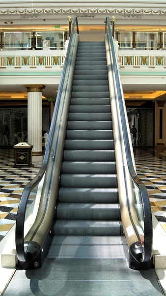 Escalera mecánica en un centro comercial — Foto de Stock