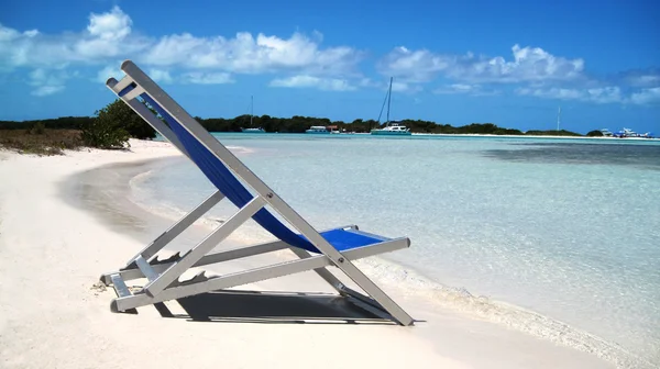 Cadeira em uma praia caribenha — Fotografia de Stock