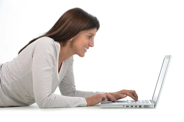 Donna che lavora su un computer portatile — Foto Stock
