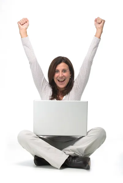 Donna che lavora su un computer portatile — Foto Stock