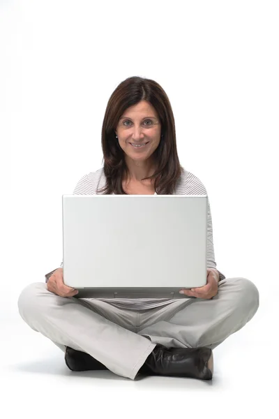 Γυναίκα εργάζεται σε ένα φορητό υπολογιστή — Φωτογραφία Αρχείου