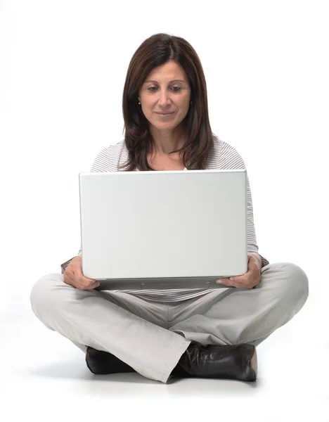 Mujer trabajando en un portátil —  Fotos de Stock