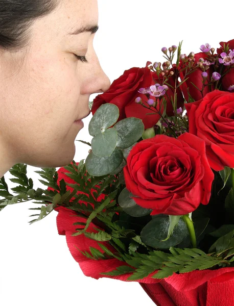 Donna che annusa un bouquet — Foto Stock