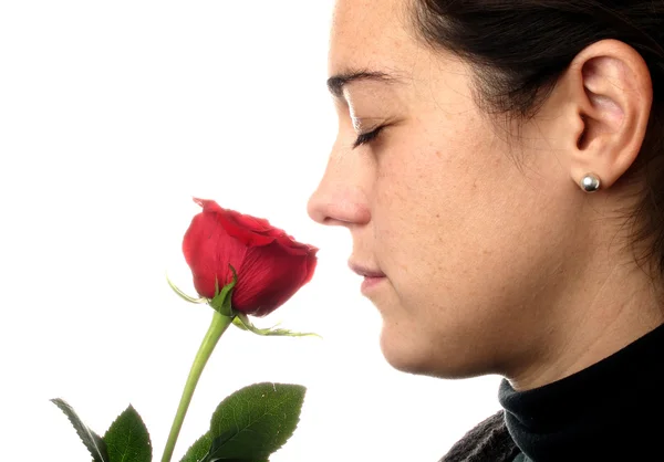 Kobieta zapachu czerwona róża — Zdjęcie stockowe