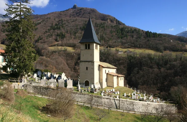 Liten kyrka i byn? Franska Alperna — Stockfoto