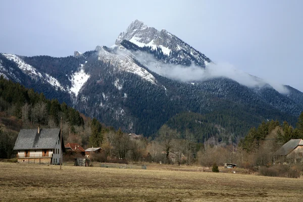 Pequeño pueblo - valle de los Alpes franceses — Foto de Stock