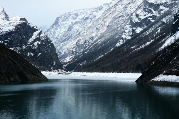 Sjön i Alperna - Frankrike — Stockfoto