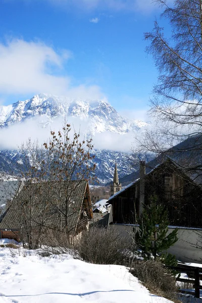 Hus i snö - vinter landskap. Frankrike, — Stockfoto