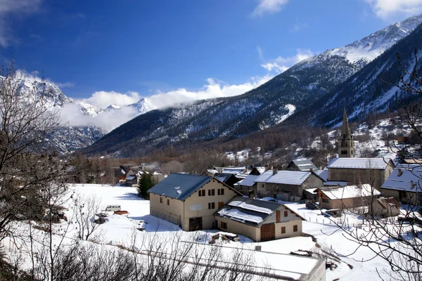 Haus im Schnee - Winterlandschaft. Frankreich, — Stockfoto