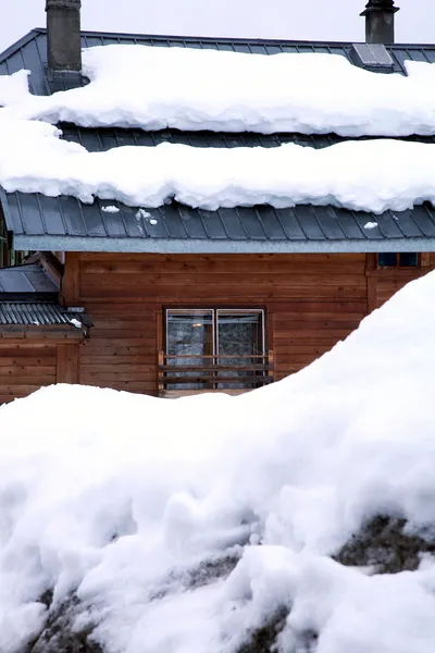 Casa de montanha na neve à noite — Fotografia de Stock