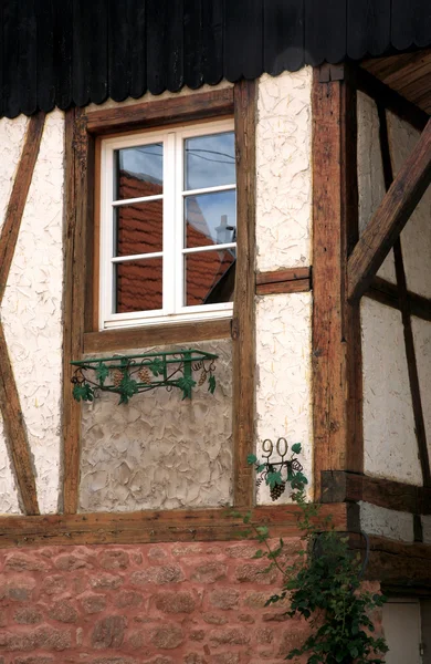 Detail domu napůl timberet ve Francii. — Stock fotografie