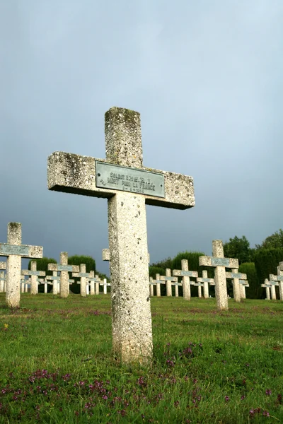Rows of tombstones in a military graveya — Stock Photo, Image