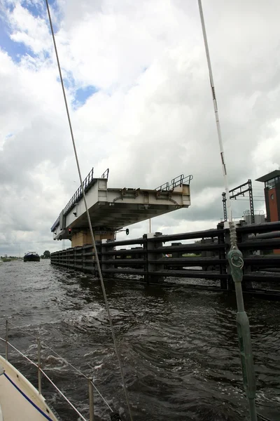 Πλωτή γέφυρα. Ολλανδία, το ολλανδικό κανάλι. — Φωτογραφία Αρχείου