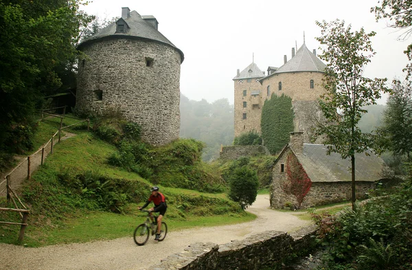 Oud kasteel in Ardennen berg - belgiu — Stockfoto