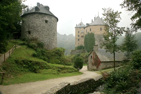 Vecchio castello nella montagna delle Ardenne - Belgiu — Foto Stock