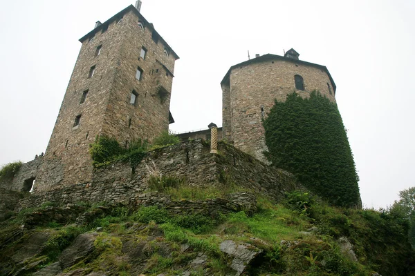 Oud kasteel in Ardennen berg - belgiu — Stockfoto