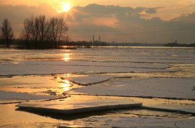 Vistula Nehri Polonya - gün batımı.