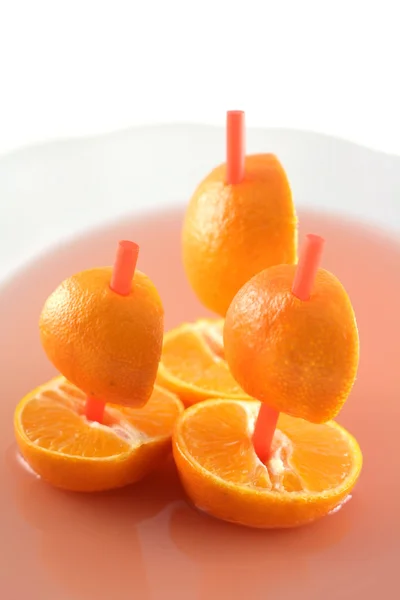 Boats of mandarins and juice — Stock Photo, Image