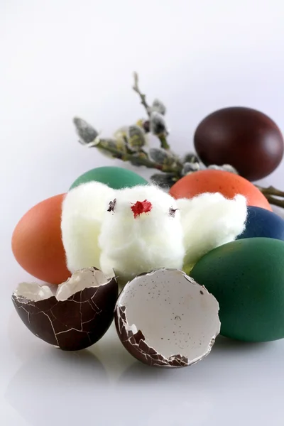 Osterhuhn aus Baumwolle und Eiern — Stockfoto