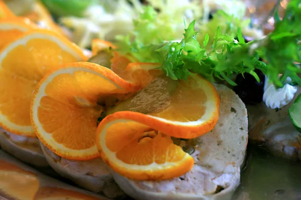 Gekookt vlees aan broodjes van de oranje — Stockfoto