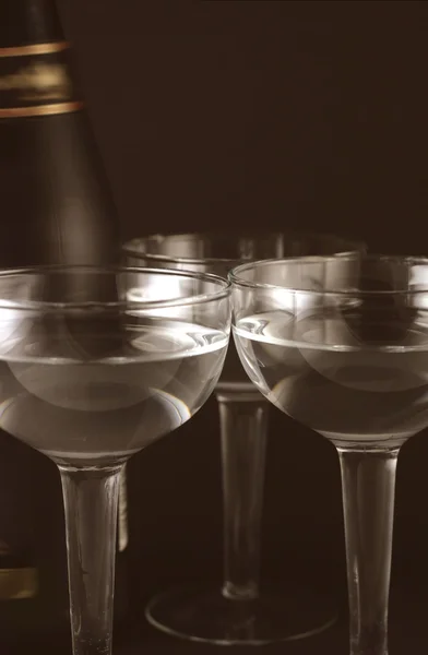 Flasche und Becher auf Champagner — Stockfoto