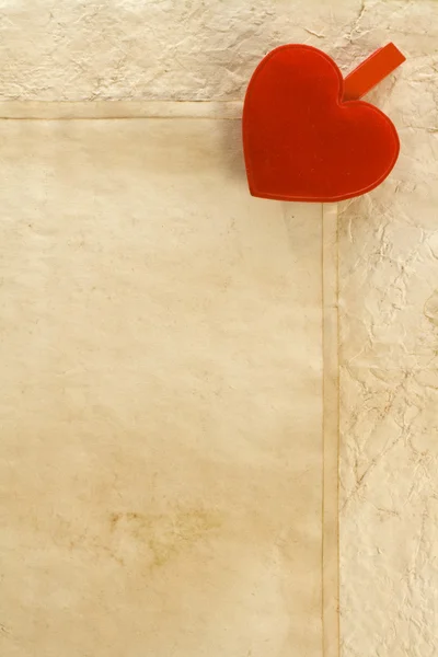 Kalp ve eski kağıt arka plan — Stok fotoğraf