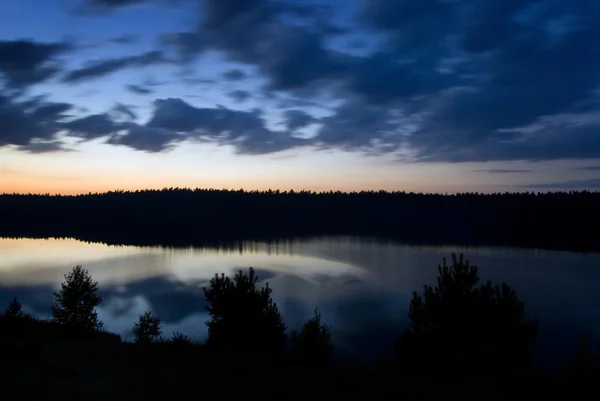 Jezero za soumraku. — Stock fotografie