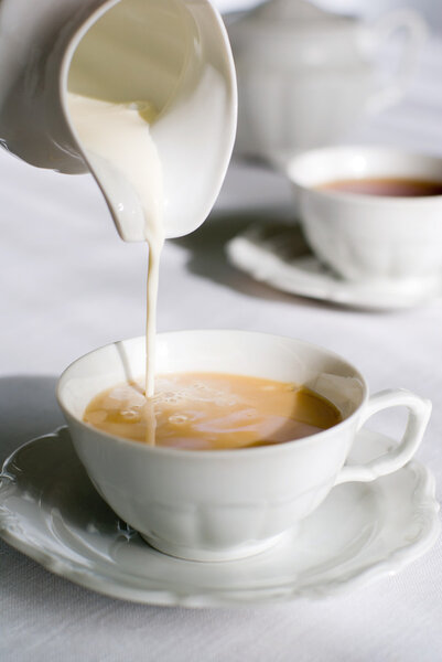 наливать молоко
