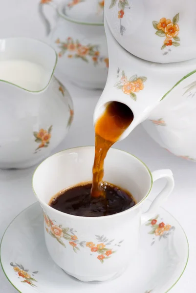 Despejar café ou chá . — Fotografia de Stock