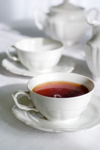 Xícara de chá fresco e fumegante — Fotografia de Stock