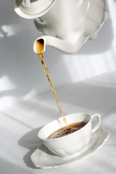 Pouring fresh tea. — Stock Photo, Image