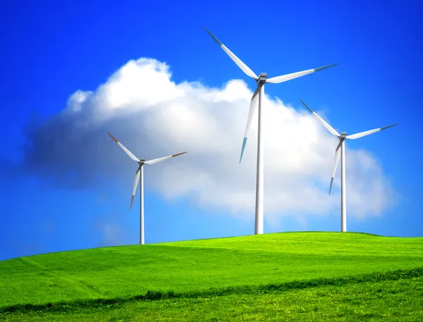 在绿色草地上的风力涡轮机 — 图库照片