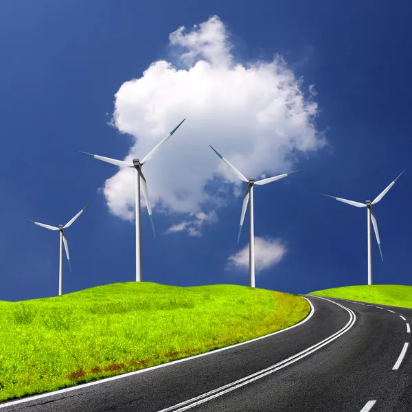 空の道路と風車 — ストック写真
